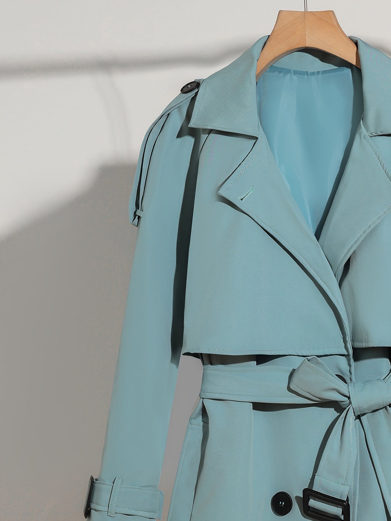 Latina | Damen Langer Doppelknopf-Trenchcoat mit Taillengürtel – Elegante Passform