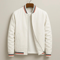 Herren Jacke mit Reißverschluss, Rippkragen und Streifendetails in Weiß