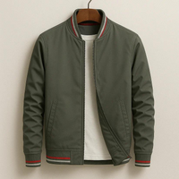 Herren Jacke mit Reißverschluss, Rippkragen und Streifendetails in Grün