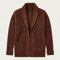 Herren-Strickjacke mit Schalkragen und grobem Strickmuster in Braun