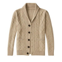Herren-Strickjacke mit Schalkragen und Zopfmuster in Beige