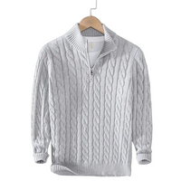 Herren Strickpullover mit Zopfmuster und Stehkragen in Hellgrau