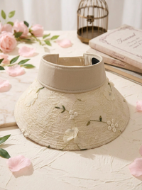 Faltbarer Strohhut mit Blumenakzent und UV-Schutz in Beige