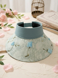 Faltbarer Strohhut mit Blumenakzent und UV-Schutz in Blau
