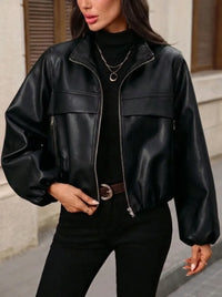 Damen cropped Kunstlederjacke mit Reißverschlusstaschen und tailliertem Schnitt in Schwarz