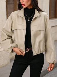 Damen cropped Kunstlederjacke mit Reißverschlusstaschen und tailliertem Schnitt in Milchweiß