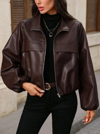 Damen cropped Kunstlederjacke mit Reißverschlusstaschen und tailliertem Schnitt in Braun