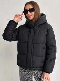 Damen Oversized Steppjacke mit Kapuze und integrierten Taschen in Schwarz