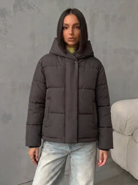 Damen Oversized Steppjacke mit Kapuze und integrierten Taschen in Braun