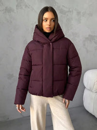 Damen Oversized Steppjacke mit Kapuze und integrierten Taschen in Weinrot