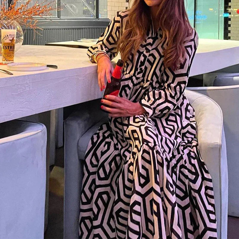 Adelona | Langärmliges Kleid mit geometrischem Muster