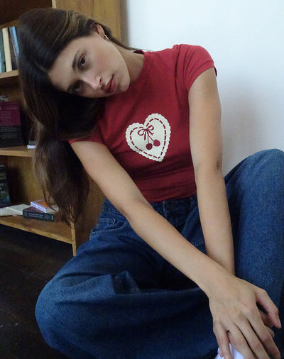 Kirzie | T-Shirt mit Aufgesticktem Kirschherz – Ein Herz für Stil
