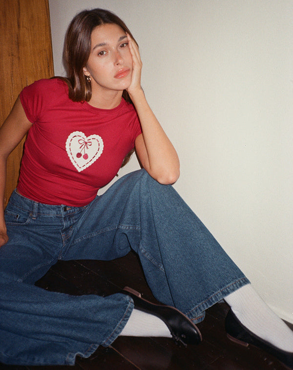 Kirzie | T-Shirt mit Aufgesticktem Kirschherz – Ein Herz für Stil