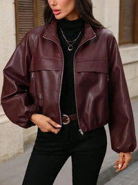 Damen cropped Kunstlederjacke mit Reißverschlusstaschen und tailliertem Schnitt in Weinrot