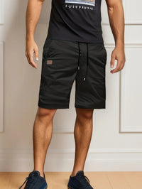Kurze Cargo-Hose mit elastischem Bund für Herren | Ideal für den Sommer in Schwarz