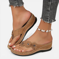 Sienna | Damen Zehentrenner Sandalen Blumenapplikation Sommer Feminin in Braun