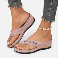 Sienna | Damen Zehentrenner Sandalen Blumenapplikation Sommer Feminin in Rosa