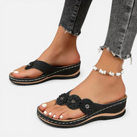 Sienna | Damen Zehentrenner Sandalen Blumenapplikation Sommer Feminin in Schwarz