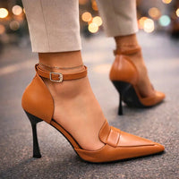 Ingeborg | Damen Spitze Absatzschuhe mit Knöchelriemen in Braun