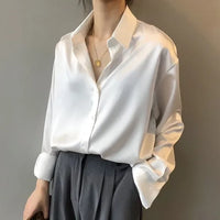 Lässige locker sitzende Satinbluse in Weiß