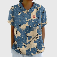 Kurzärmelige Damenbluse mit Blumenmuster und Bubikragen in Dusty Blue