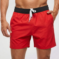 Kurze Herren-Badeshorts mit Kontrastbund in Rot