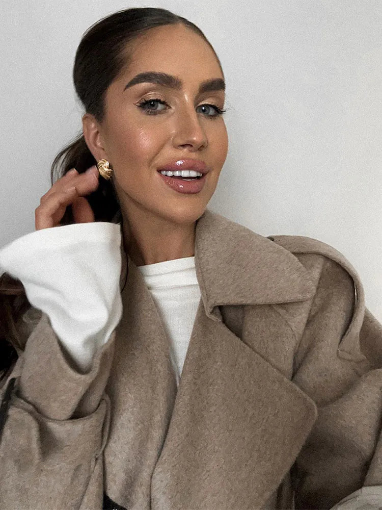 Bryttani® | Mit spitzem Kragen und Knopfverschluss