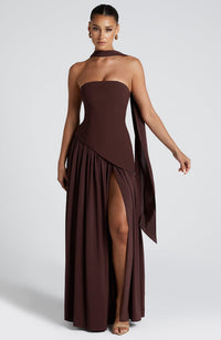 Sonja - Damen Abendkleid trägerlos mit asymmetrischer Taille in Maron