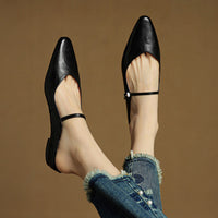 Nora | Spitze Leder-Mules mit Riemchen in Schwarz