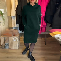CARINA - Einfarbiges Kleid mit Kapuze und Taschen in Grün