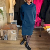 CARINA - Einfarbiges Kleid mit Kapuze und Taschen in Blau