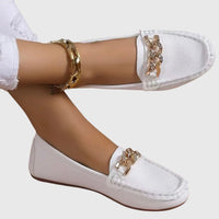 Solange | Flache Loafer mit Goldkette in Weiß