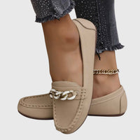 Solange | Flache Loafer mit Goldkette in Beige