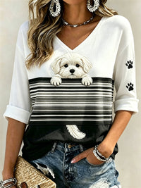 Damen-T-Shirt mit verstecktem Malteser-Hund und Pfotenabdrucken, Color-Block-Print, mittellange Ärmel und V-Ausschnitt in Weiß