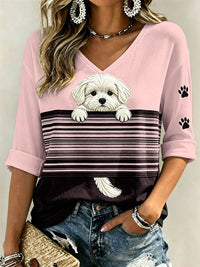 Damen-T-Shirt mit verstecktem Malteser-Hund und Pfotenabdrucken, Color-Block-Print, mittellange Ärmel und V-Ausschnitt in Rosa
