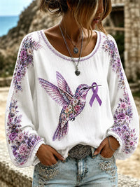 Damen-Longsleeve in Lila mit Blumen- und Kolibri-Print zur Sensibilisierung für die Alzheimer-Krankheit in Weiß