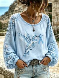 Damen-Longsleeve in Lila mit Blumen- und Kolibri-Print zur Sensibilisierung für die Alzheimer-Krankheit in Hellblau