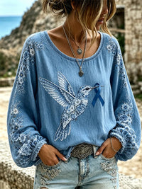 Damen-Longsleeve in Lila mit Blumen- und Kolibri-Print zur Sensibilisierung für die Alzheimer-Krankheit in Blau
