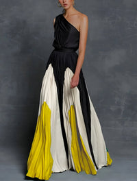 Isla | Plissiertes Damen-Maxikleid mit One-Shoulder-Design und Colorblock-Muster in Monochrome Eleganz im Strahlen-Design