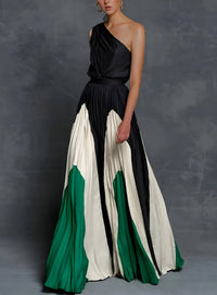 Isla | Plissiertes Damen-Maxikleid mit One-Shoulder-Design und Colorblock-Muster in Smaragdgrüne monochrome Eleganz