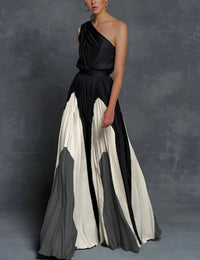 Isla | Plissiertes Damen-Maxikleid mit One-Shoulder-Design und Colorblock-Muster in Monochrome Wellen-Eleganz