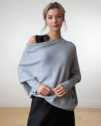 Xanthe | Damen Asymmetrischer Off-Shoulder Pullover in Hellgrau