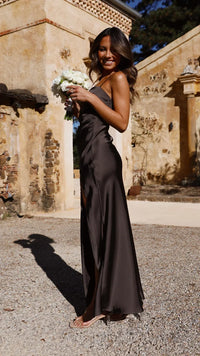 Lange Kleid mit feinen Trägern, geradem Ausschnitt und seitlichem Schlitz für Damen | Ideal für Abende oder festliche Anlässe in Espresso